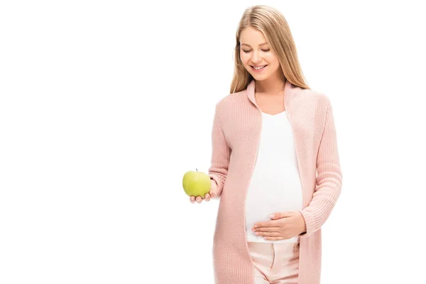 Belle femme enceinte tenant pomme verte et souriant isolé sur blanc — Photo de stock