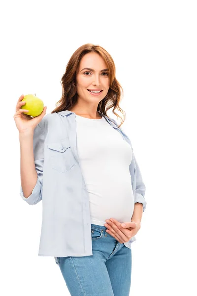 Красива здорова мати посміхається і тримає зелене яблуко ізольовано на білому — стокове фото
