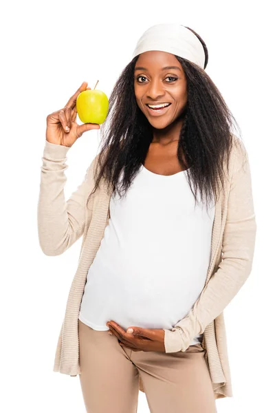 Африканский американец счастливая беременная женщина держит яблоко в руке изолированы на белом — стоковое фото
