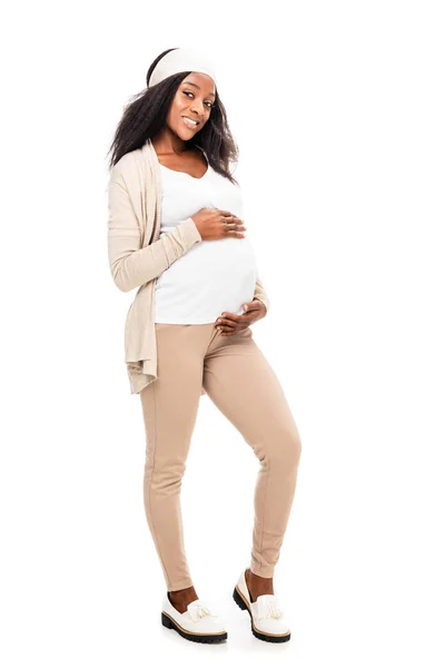 Afroamericano donna incinta che si tiene per mano sul ventre isolato su bianco — Foto stock