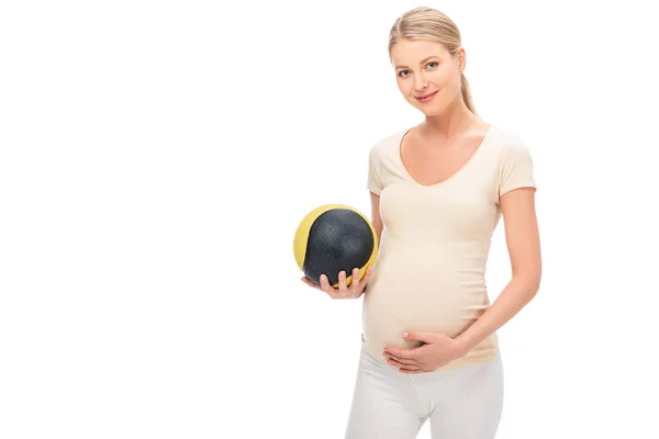 Mujer rubia embarazada sosteniendo la pelota en la mano derecha aislado en blanco - foto de stock