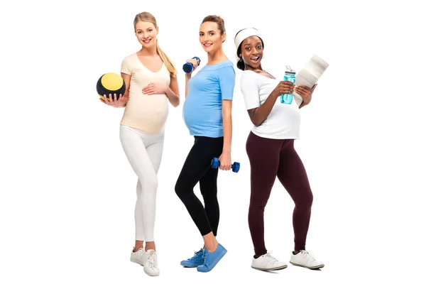 Longitud completa de las mujeres embarazadas apoyan estilo de vida saludable con mancuernas y bola aislada en blanco - foto de stock