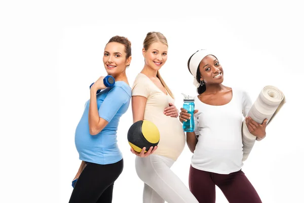 Mujeres embarazadas multiétnicas apoyan un estilo de vida saludable aislado en blanco - foto de stock