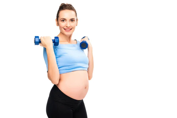 Mulher grávida segurando halteres perto de ombros isolados em branco — Fotografia de Stock