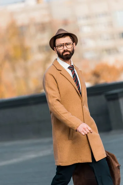 Adult confident businessman in glasses walking on roof — Stock Photo