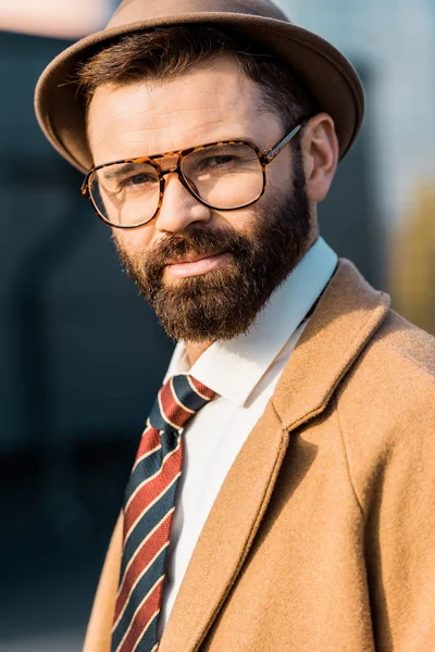 Gros plan de l'homme d'affaires prospère dans les vêtements de formalerie et les lunettes — Photo de stock