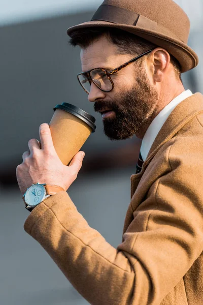 Guapo hombre de negocios en vasos beber café de taza desechable - foto de stock