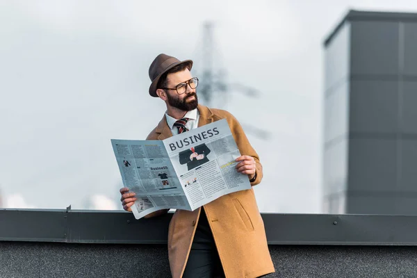 Foco seletivo de homem adulto bonito em óculos com jornal de negócios — Fotografia de Stock