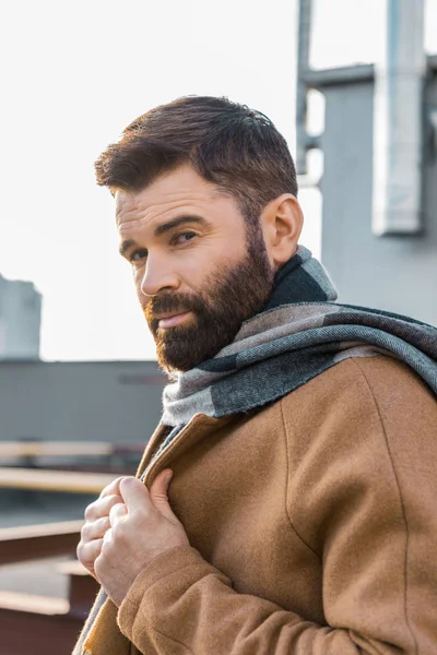 Крупный план бородатого бизнесмена в пальто и шарфе — стоковое фото