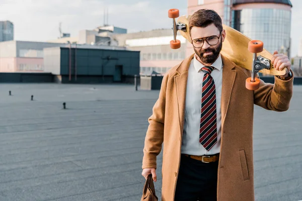 Homme d'affaires réussi debout dans des lunettes avec penny conseil à la main — Photo de stock