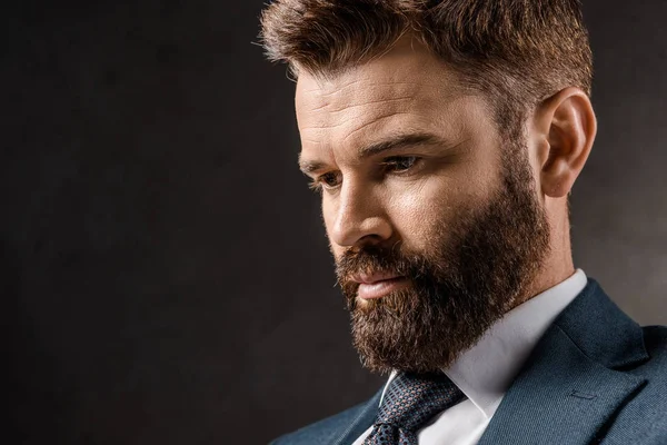 Крупным планом вдумчивого бородатого бизнесмена в формальной одежде — стоковое фото
