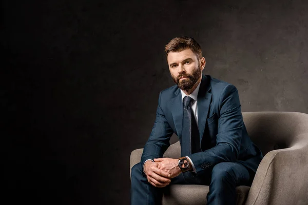 Успішний бородатий бізнесмен сидить у кріслі — стокове фото