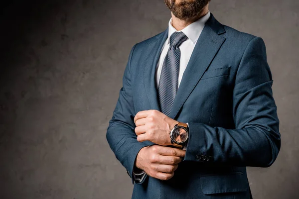 Vista cortada de empresário em formalwear com relógio na mão — Fotografia de Stock