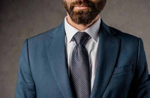 Abgeschnittene Ansicht eines bärtigen Geschäftsmannes in blauer Formalbekleidung — Stockfoto