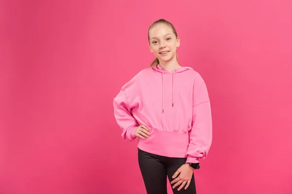 Atlético niño preadolescente posando en ropa deportiva, aislado en rosa - foto de stock