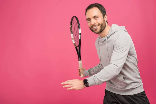 Deportista de tenis guapo con raqueta, aislado en rosa - foto de stock