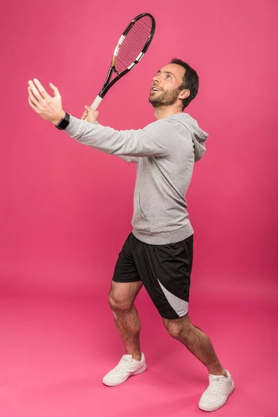 Schöner Tennisspieler mit Schläger, isoliert auf rosa — Stockfoto