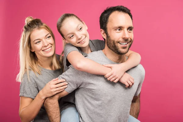 Bela família feliz abraçando juntos, isolado em rosa — Fotografia de Stock