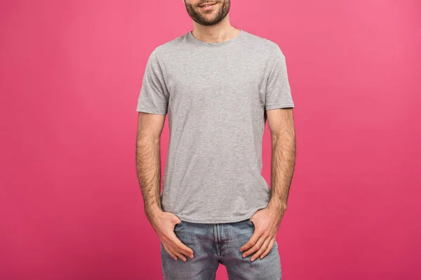 Vista cortada do homem posando com as mãos nos bolsos, isolado em rosa — Fotografia de Stock