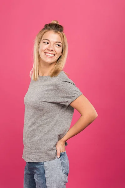 Mujer feliz en ropa casual, aislado en rosa - foto de stock