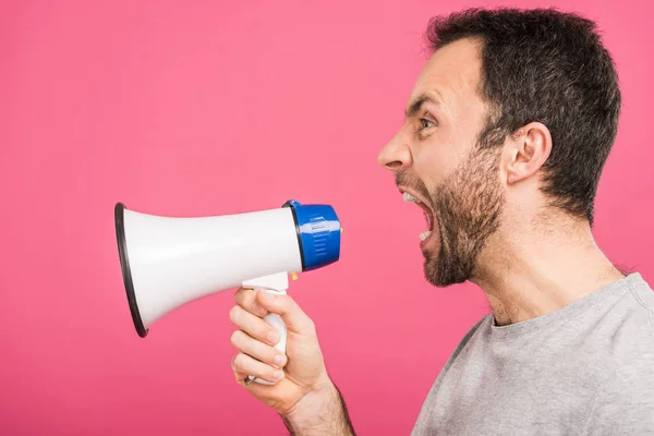 Wütender Mann brüllt mit Megafon, isoliert auf rosa — Stockfoto