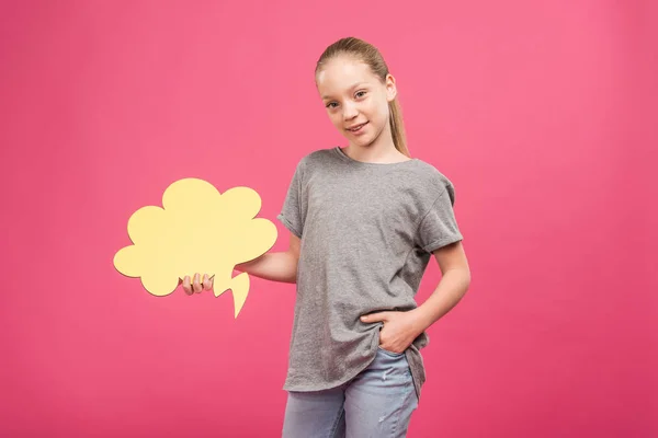 Entzückender Jugendlicher mit gelber Gedankenblase, isoliert auf rosa — Stockfoto