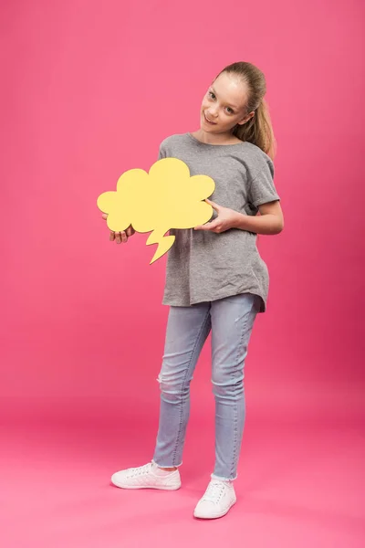 Blonde preteen child holding yellow thought bubble, isolated on pink — Stock Photo