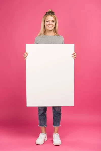 Hermosa mujer sosteniendo la tarjeta vacía, aislado en rosa - foto de stock