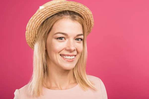 Красивая девушка в соломенной шляпе, изолированная на розовом — стоковое фото