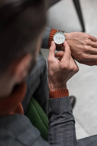 Nahaufnahme eines Mannes, der Uhr auf der Hand justiert — Stockfoto