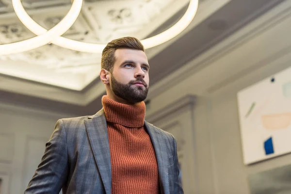 Homem bonito focado no desgaste formal posando e olhando para longe — Fotografia de Stock