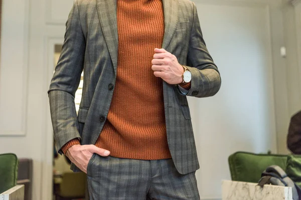 Vue recadrée de l'homme en tenue de cérémonie avec la main dans la poche — Photo de stock