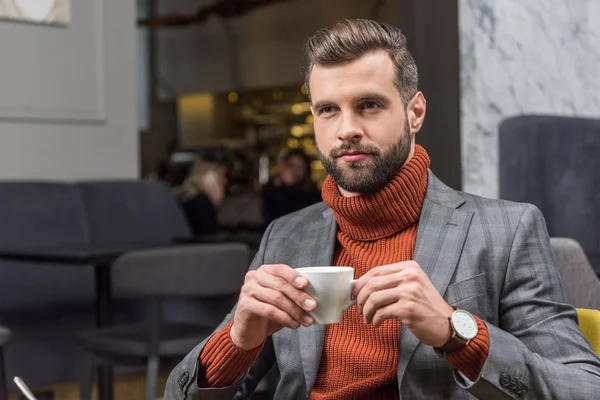 Guapo barbudo hombre en formal desgaste beber café en restaurante - foto de stock