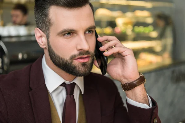 Schöner Geschäftsmann in formeller Kleidung, der auf dem Smartphone spricht — Stockfoto
