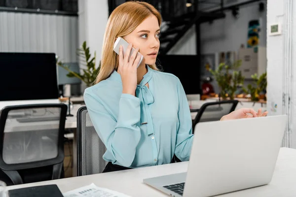 Portrait de femme d'affaires parlant sur smartphone sur le lieu de travail avec ordinateur portable au bureau — Photo de stock