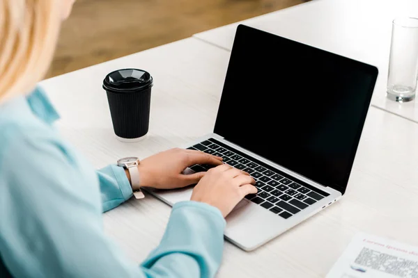 Abgeschnittene Aufnahme einer Geschäftsfrau, die auf Laptop mit leerem Bildschirm im Büro arbeitet — Stockfoto