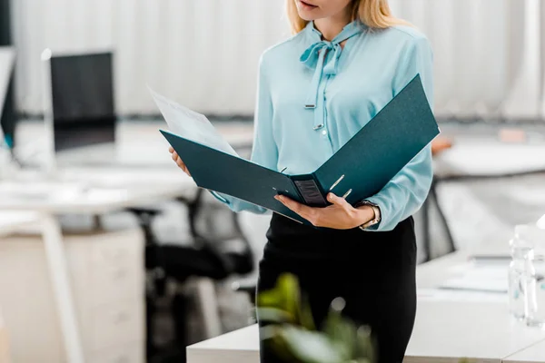 Частичный просмотр деловой женщины с папкой в офисе — стоковое фото