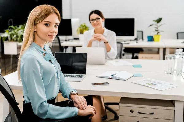 Бізнес-леді на робочому місці з ноутбуками в офісі — стокове фото
