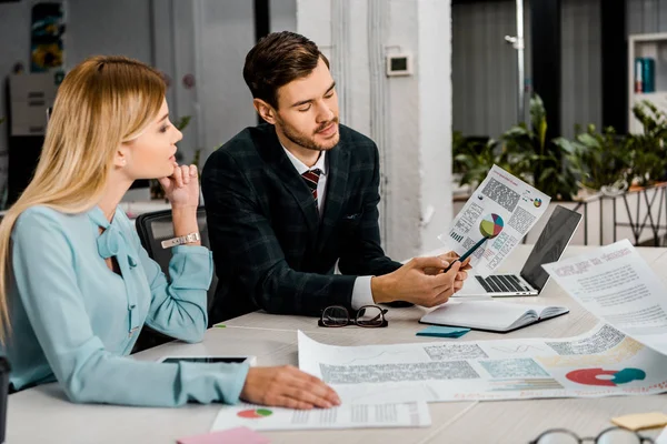 Geschäftsmann und Geschäftsfrau arbeiten gemeinsam am Arbeitsplatz im Büro an einem neuen Geschäftsprojekt — Stockfoto