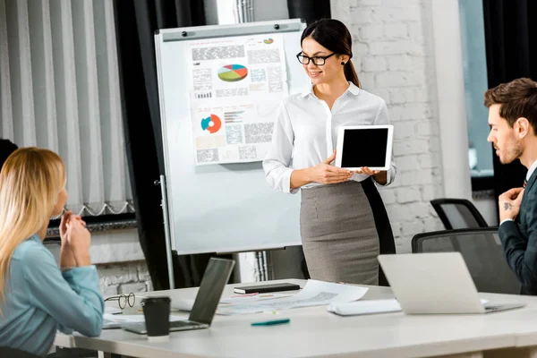 Colegas de negocios que se reúnen en la oficina con pizarra blanca — Stock Photo