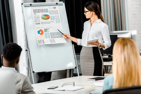 Multiethnische Geschäftskollegen treffen sich im Büro — Stockfoto