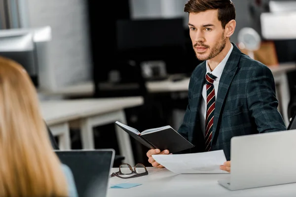 Visione parziale dell'uomo d'affari e della donna d'affari che lavorano insieme a un nuovo progetto imprenditoriale sul posto di lavoro in ufficio — Foto stock