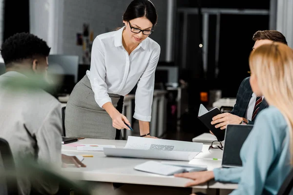 Des gens d'affaires multiethniques en discussion lors d'une réunion au bureau — Photo de stock