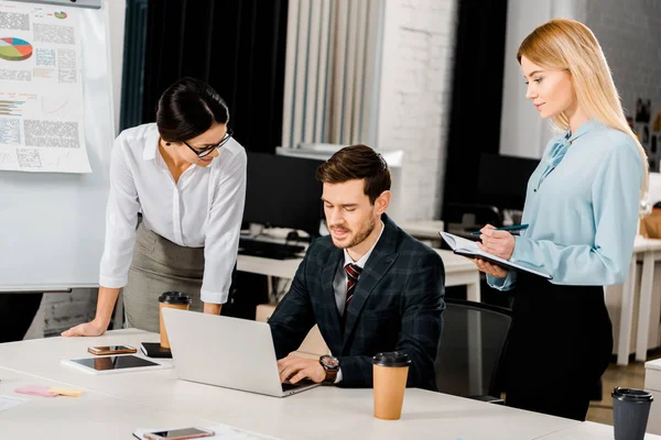 Jóvenes colegas de negocios que se reúnen en el cargo — Stock Photo