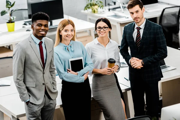 Vue grand angle des hommes d'affaires multiraciaux souriants dans le bureau — Photo de stock