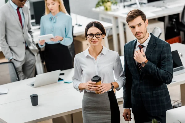 Vue grand angle des hommes d'affaires multiraciaux au bureau — Photo de stock