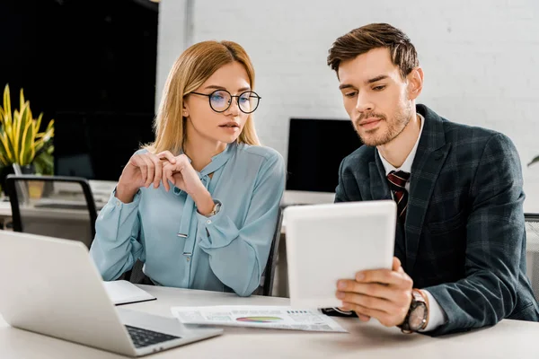 Porträt einer Geschäftsfrau und eines Geschäftsmannes, die gemeinsam am Arbeitsplatz im Büro an einem neuen Geschäftsprojekt arbeiten — Stockfoto