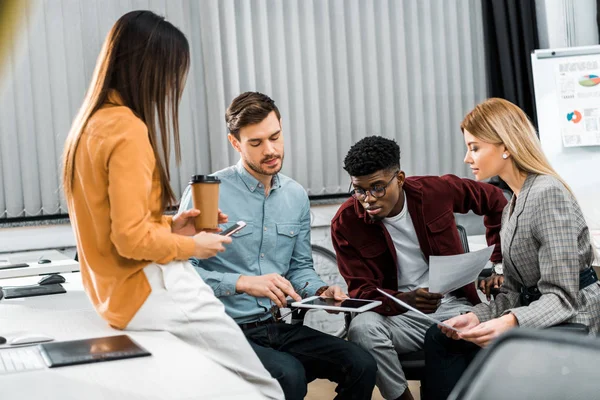 Giovani imprenditori multiculturali che discutono di nuove idee imprenditoriali in ufficio — Stock Photo