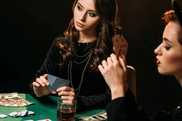 Jolies filles jouant au poker à table au casino — Photo de stock