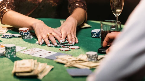 Image recadrée de fille prenant des jetons de poker à la table de casino — Photo de stock